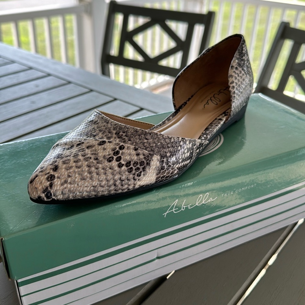 Abella Flat - Women’s size 9